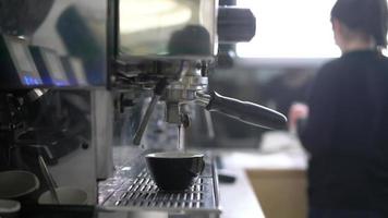 barista voorbereidingen treffen een heerlijk kop van koffie