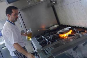 chef preparando comida foto