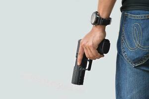 Pistola automática aislada de 9 mm sujeta en la mano derecha con caminos de recorte. concepto para usar pistolas para proteger propiedades y humanos en situaciones de crisis en todo el mundo. foto