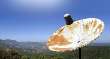viejo disco satelital de banda c en el área montañosa lang distante de la estación de televisión