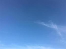 fondo de cielo nublado y azul, enfoque suave. foto