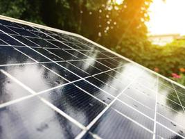 paneles fotovoltaicos, concepto de energía solar, enfoque selectivo y suave. foto
