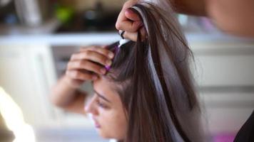 meninas trançando o cabelo com um fio de cabelo branco video