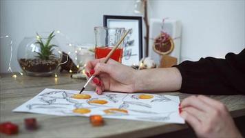 artista femenina haciendo una pintura de acuarela video