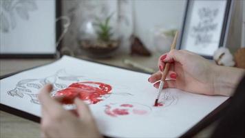 artista feminina fazendo uma pintura em aquarela video