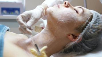 dermatólogo aplicando producto facial en mujer video