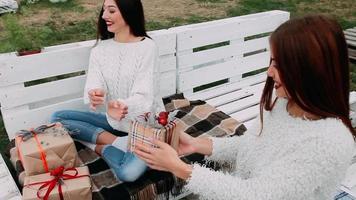 dulces chicas intercambian regalos al aire libre video