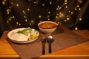 curry de carne de cangrejo de comida tailandesa con fideos de arroz fermentado foto