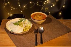 curry de carne de cangrejo de comida tailandesa con fideos de arroz fermentado foto