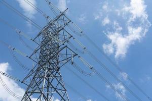 torre de transmisión de electricidad contra el cielo azul. poste de electricidad de alto voltaje. foto