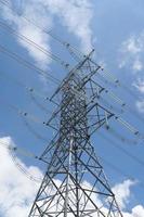 torre de transmisión de electricidad contra el cielo azul. poste de electricidad de alto voltaje. foto