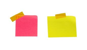 papel de nota adhesiva en blanco para maqueta. nota amarilla y rosa pegada con cinta adhesiva en la pared foto
