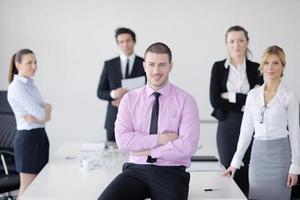 joven hombre de negocios en reunión foto