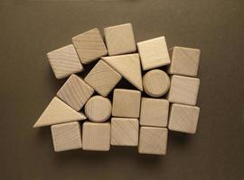 cubo de formas geométricas de madera sobre papel foto