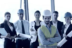 empresarios e ingenieros de construcción en reunión foto