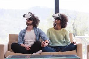 pareja multiétnica usando casco de realidad virtual foto