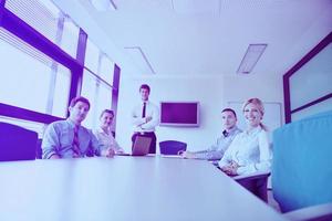 empresarios en una reunión en la oficina foto