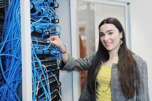 mujer ingeniera en la sala de servidores de red foto