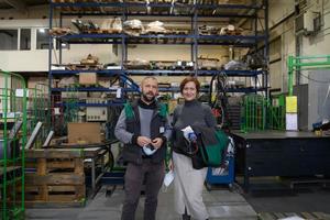 trabajadores industriales con máscaras faciales protegidas contra el virus de la corona discutiendo sobre la producción en fábrica. personas que trabajan durante la pandemia de covid-19. foto