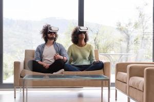 pareja multiétnica usando casco de realidad virtual foto