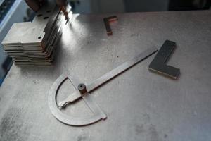 una herramienta profesional para medir y trazar piezas de metal procesadas en una máquina cnc foto