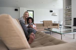 pareja relajándose en casa con tabletas foto