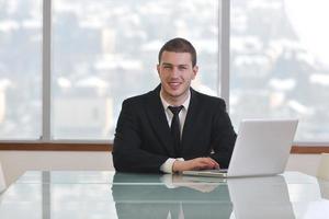 joven hombre de negocios solo en la sala de conferencias foto