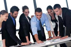 grupo de personas de negocios en una reunión en la oficina foto