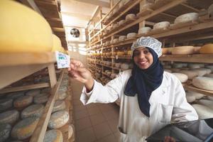 mujer de negocios musulmana negra africana en una empresa local de producción de queso foto