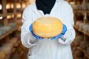 mujer de negocios musulmana negra africana en una empresa local de producción de queso foto