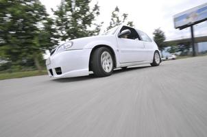 coche rápido moviéndose con desenfoque de movimiento foto