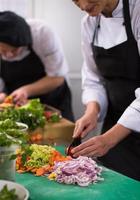 equipo de cocineros y chefs preparando comidas foto