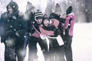 retrato de un grupo de jóvenes en un hermoso paisaje invernal foto