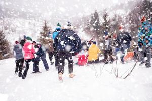 grupo de jóvenes divirtiéndose en un hermoso paisaje invernal foto