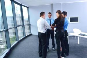 grupo de personas de negocios en una reunión en la oficina foto