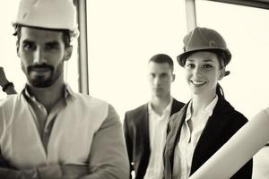 empresarios e ingenieros en reunión foto