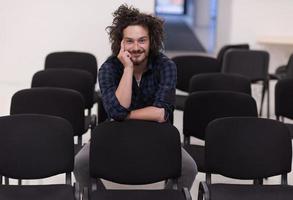 un estudiante se sienta solo en un salón de clases foto