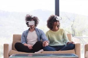 pareja multiétnica usando casco de realidad virtual foto