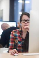 negocio de inicio, mujer que trabaja en una computadora de escritorio foto