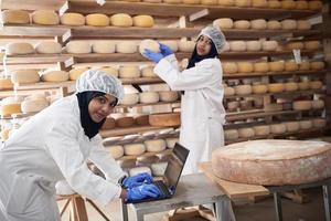 equipo de mujeres de negocios en la empresa local de producción de queso foto