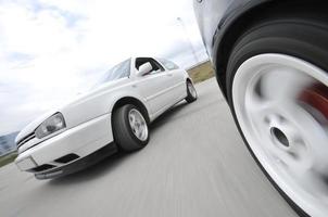 coche rápido moviéndose con desenfoque de movimiento foto