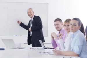 hombre de negocios senior dando una presentación foto