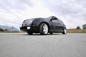 coche rápido moviéndose con desenfoque de movimiento foto