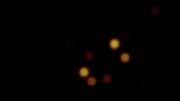flackerndes verschwommenes orangerotes Bokeh blinkender schwarzer Hintergrund video