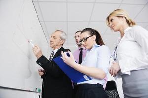 hombre de negocios senior dando una presentación foto