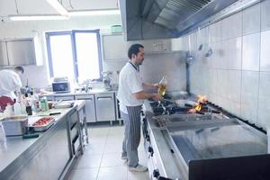 chef preparando comida foto