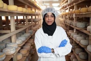 mujer de negocios musulmana negra africana en una empresa local de producción de queso foto