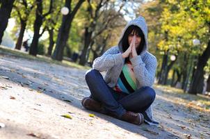 linda mujer joven sentada al aire libre en la naturaleza foto