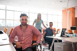 retrato, de, joven, informal, hombre de negocios foto