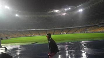 grupp av idrottare sammankomst på stadion på natt video